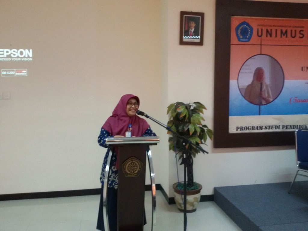 WR Rektor 1 Dr. Sri Darmawati, M.Si. menyampaikan sambutan pada acara Pembekalan Magang Kependidikan 1,2,3