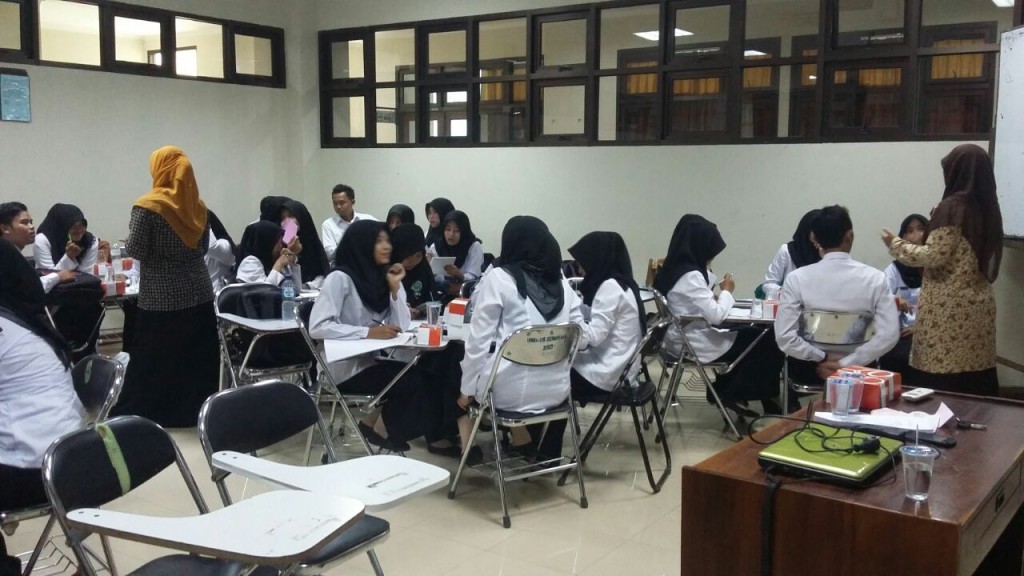 Diskusi di kelas Magang 3