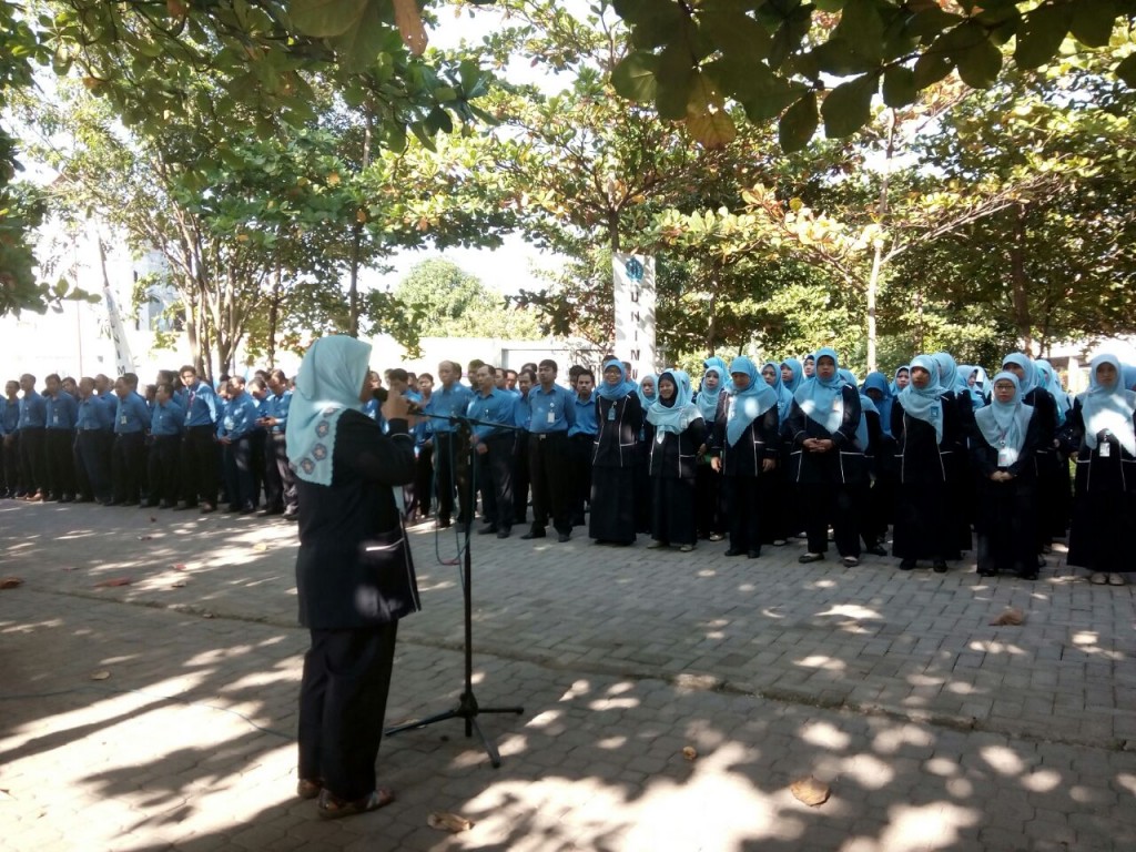 Dr. Sri Darmawati, M.Si. (Wakil Rektor 1) melepas mahasiswa Magang