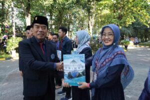 Read more about the article Dosen PBI Raih Penghargaan di Upacara Kemerdekaan 17 Agustus 2024 di Unimus