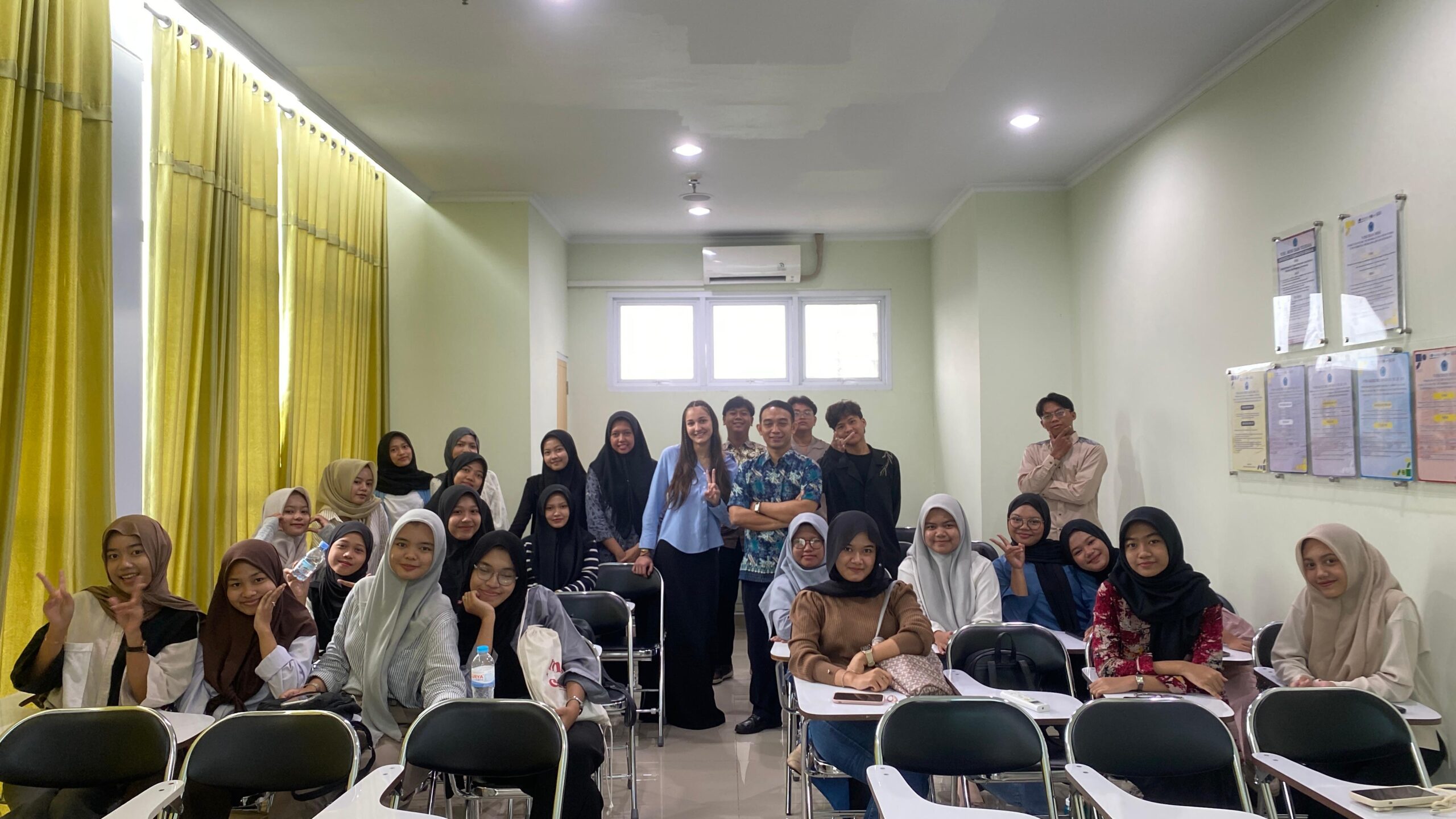 Read more about the article PBI Unimus Gelar Kegiatan “Learning English-French Idioms from Numbers” Bersama Mahasiswa Asal Perancis Laura Suquia