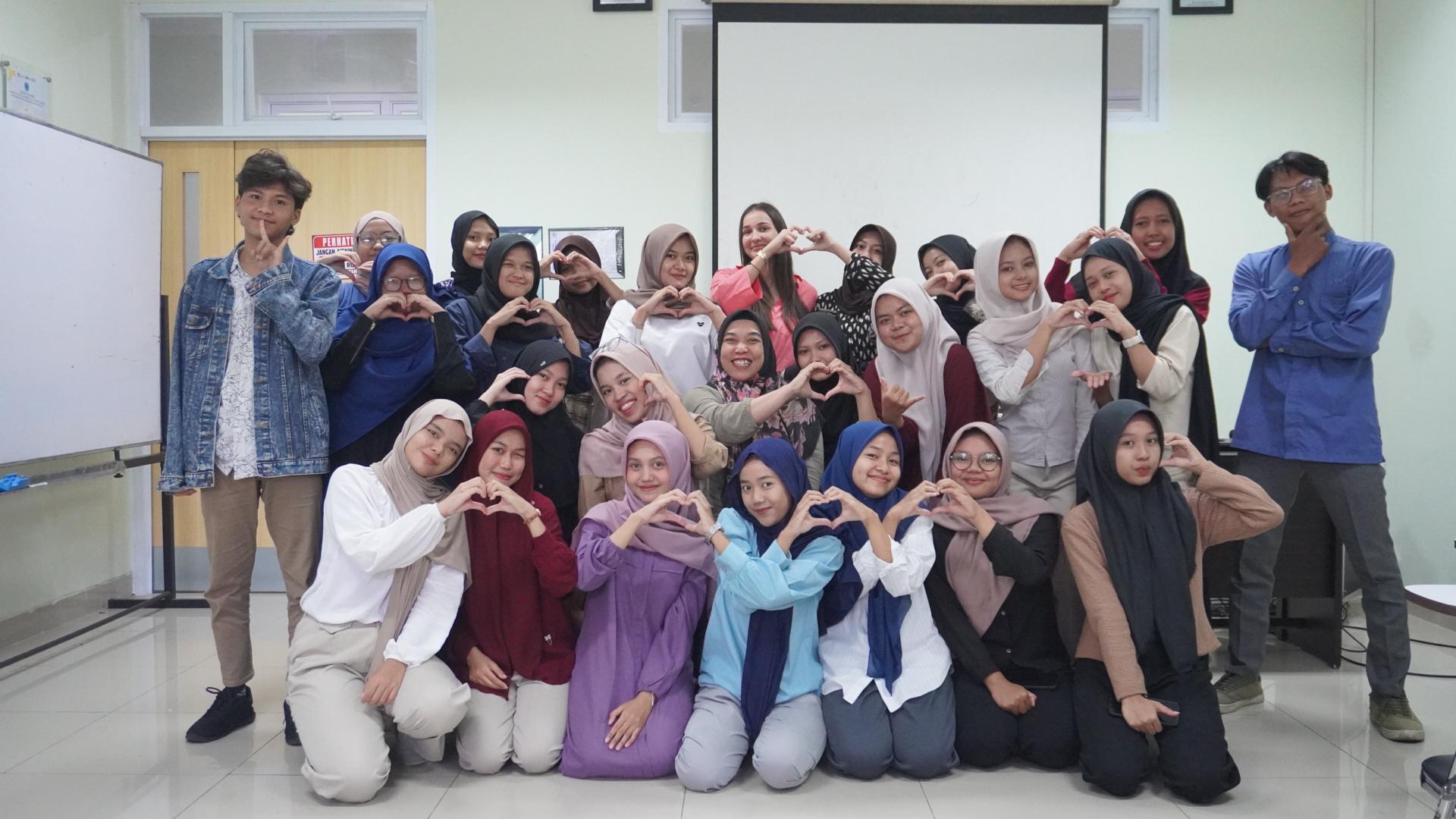 Read more about the article PBI Unimus Gelar Kegiatan “Learning Culture in Indonesia and France” Bersama Mahasiswa Asal Perancis Laura Suquia