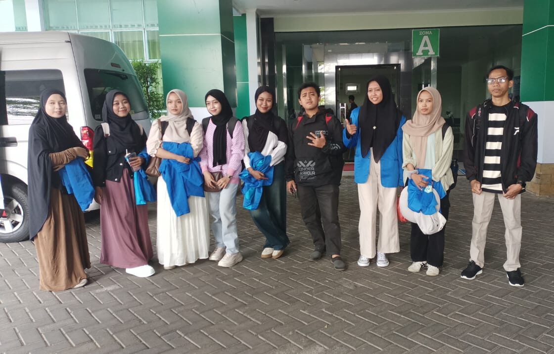 Tiga Mahasiswa PBI Unimus Laksanakan Magang dan KKN Kependidikan Internasional di Malaysia