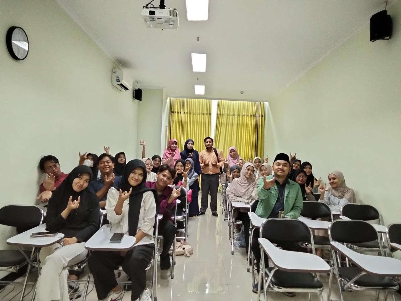 Guru dan Kepala Sekolah dari Kamboja Berbagi Praktik Mengajar di PBI UNIMUS
