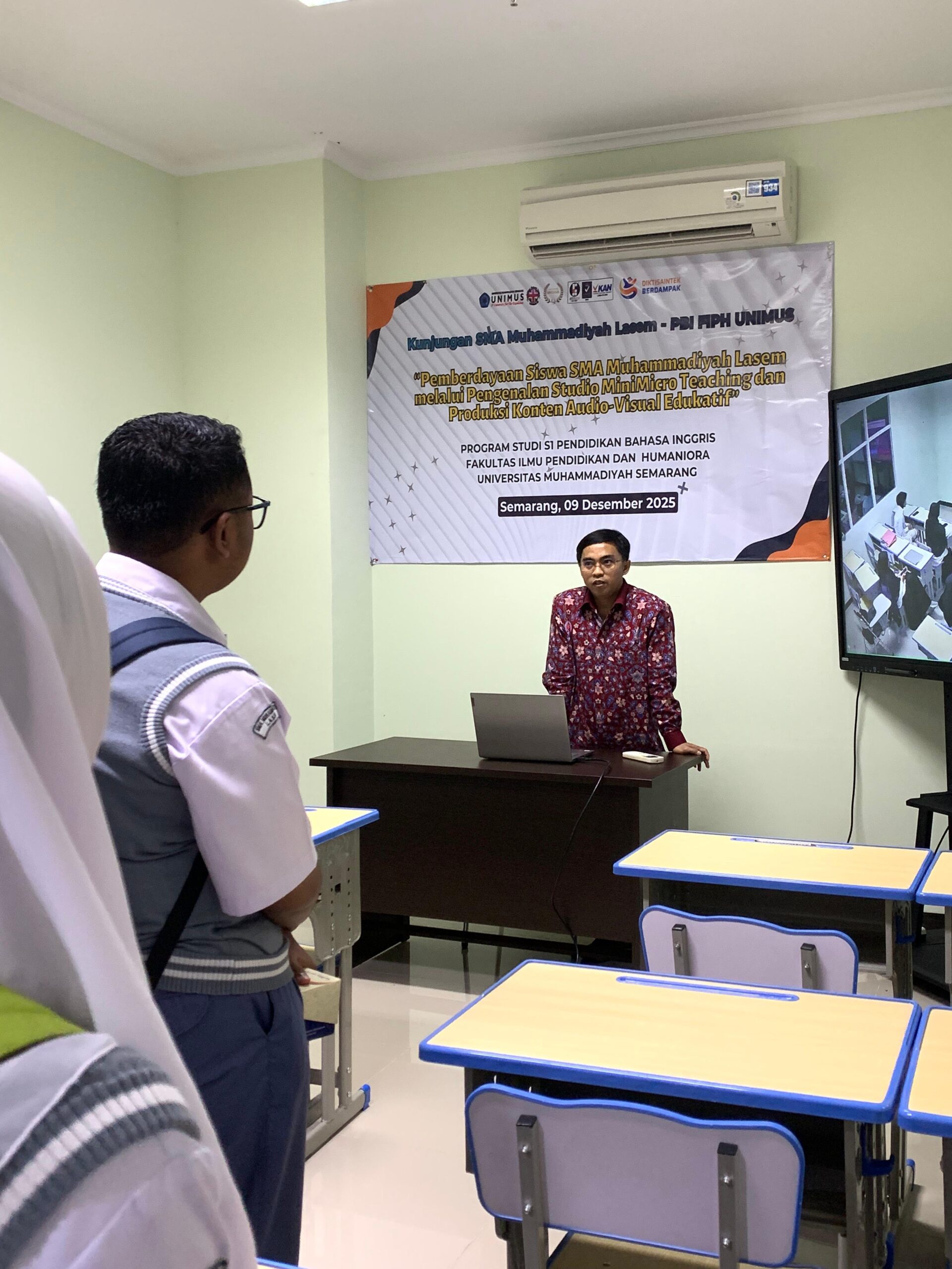 Prodi S1 PBI UNIMUS Laksanakan Pengabdian Masyarakat: Pemberdayaan Siswa SMA Muhammadiyah Lasem Melalui Pengenalan Studio Mini Micro Teaching dan Produksi Konten Edukatif