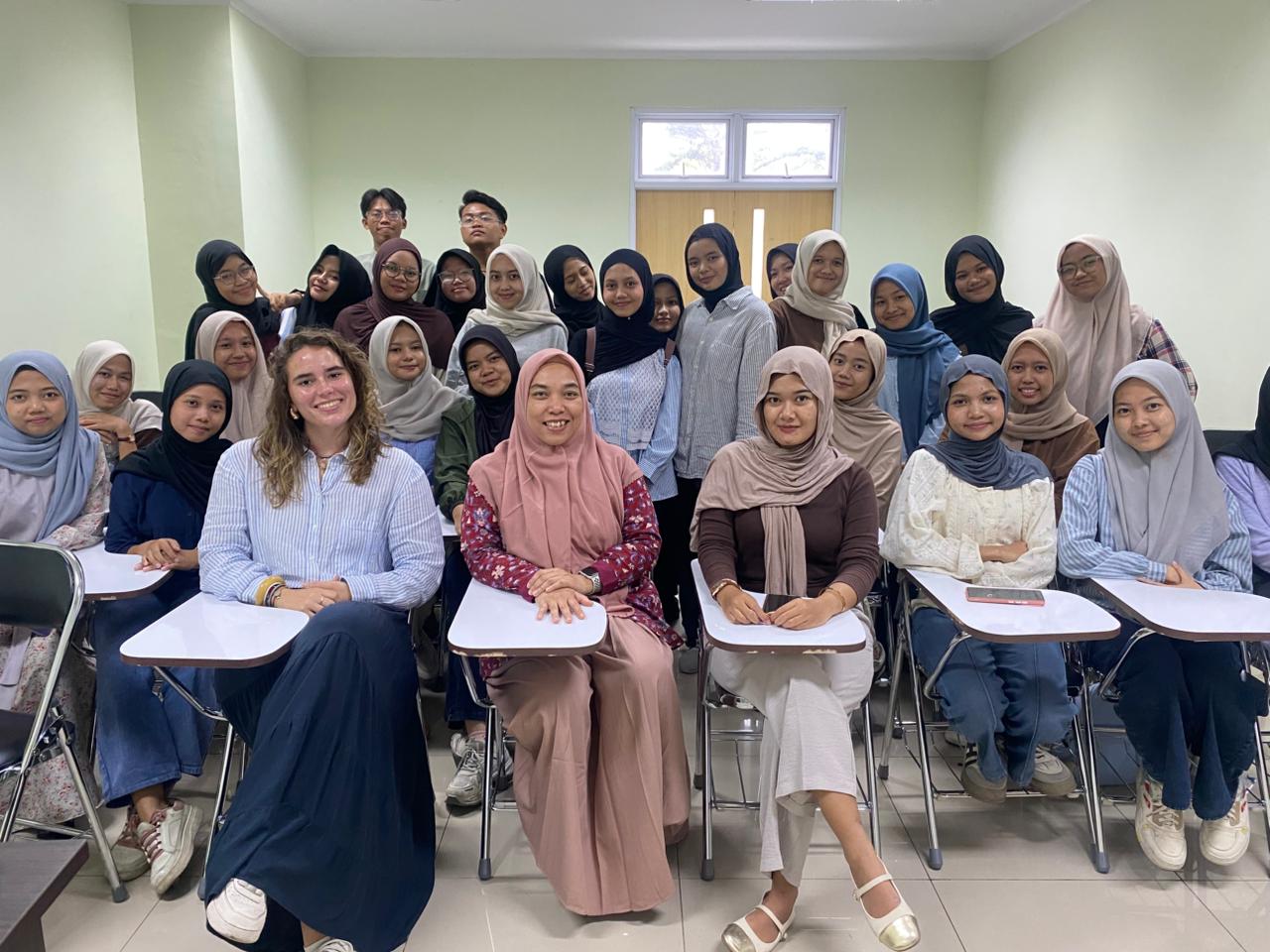 Mahasiswa PBI Pelajari Sistem Pendidikan Prancis dan Indonesia Bersama Loriane Savary